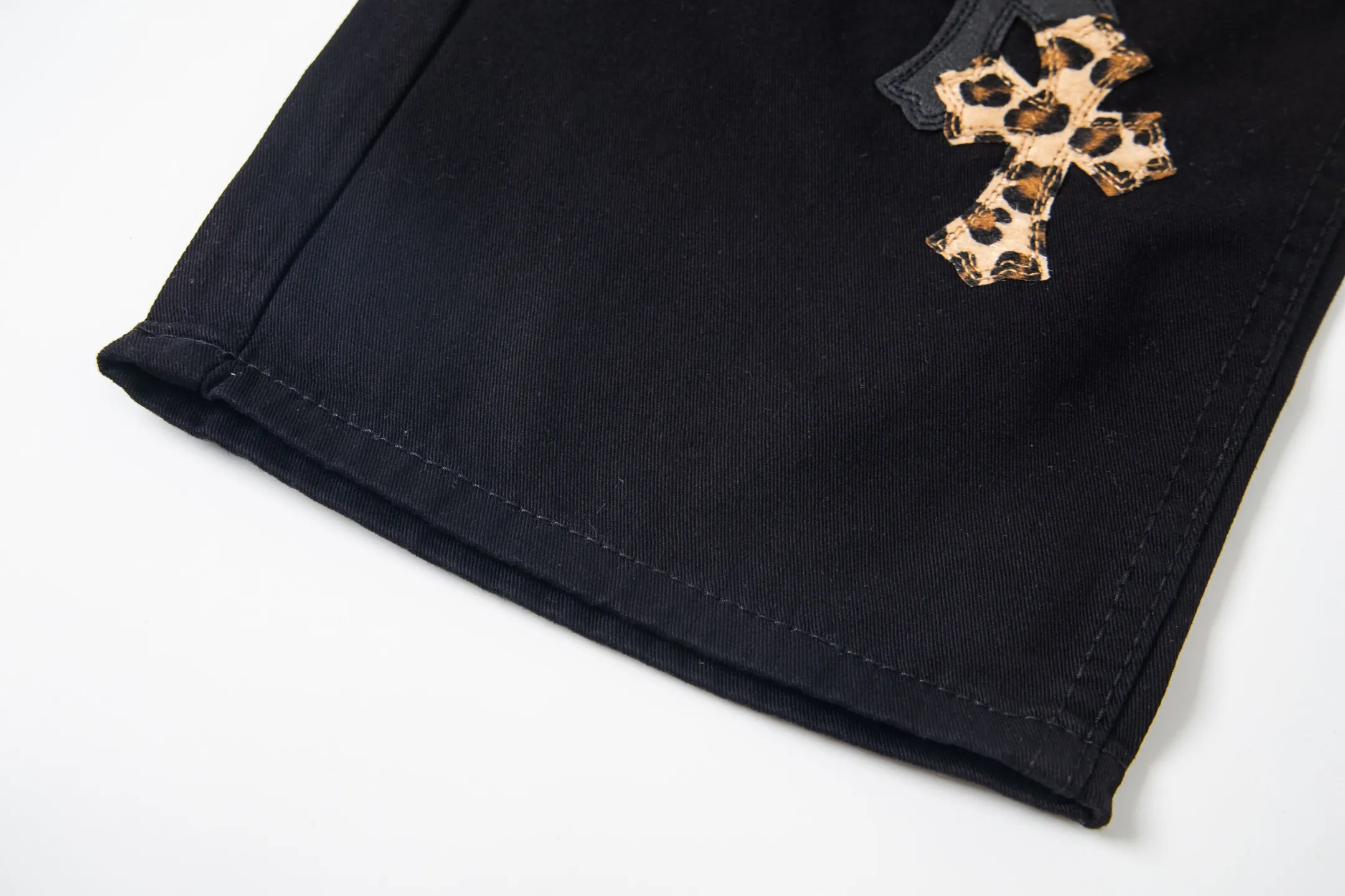 P260 Chrome Hearts Leopard Print Jeans with Black Leather and Wooden Leather Elements Washed Jeans. Really restores the ultimate vintage texture. Three-dimensional version. Loose and comfortable, not picky about the figure. Makes taller and slimmer. Factory-made. Original factory quality control. Same style for men and women. Can be matched with couples. Versatile recommendation. Must-have jeans for all seasons. Fashionistas have been disappointed. From the quality selection of fabrics, the tailoring of details, and the matching of patterns, they are all impeccable! The upper body is so handsome when worn...it can be easily worn by men, women and children! The craftsmanship is made of heavy-duty washed pure cotton denim fabric. After washing, it is soft and thick. It is very stylish when worn on the body. Style number: 1776# Color: black Size: 28 30 32 34 36